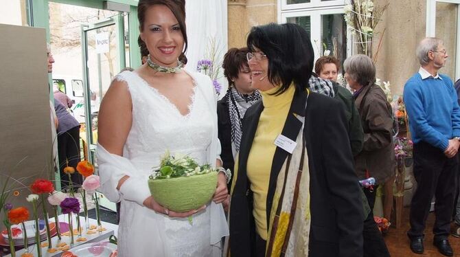 Da werden Hochzeitsträume wahr: Wally Klett (rechts) mit Brautmodel.