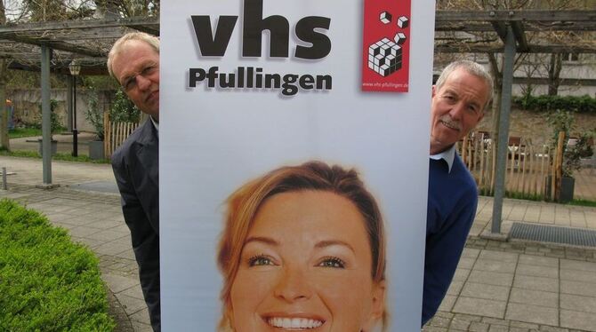 Müssen sich eigentlich nicht hinter dem Plakat verstecken: VHS-Leiter Ulrich Vöhringer (rechts) und Abteilungsleiter Martin Kiss