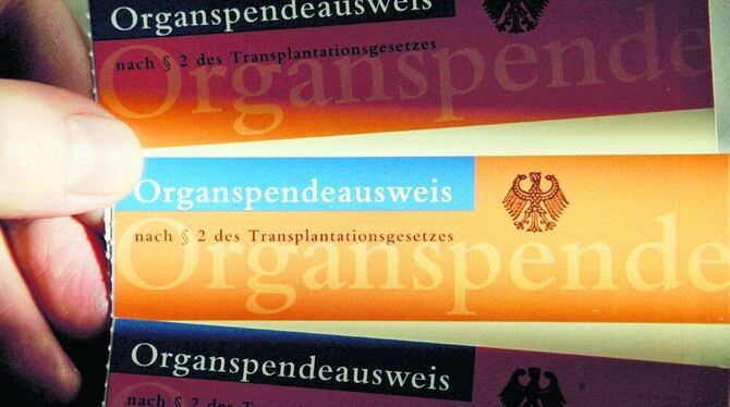 Kranke müssen lange warten: Noch immer haben zu wenig Menschen einen Organspenderausweis.  ARCHIVFOTO: DPA