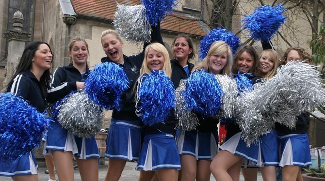 Schwungvoller Abschied der Cheerleader für die Radler. GEA-FOTO: DÖRR