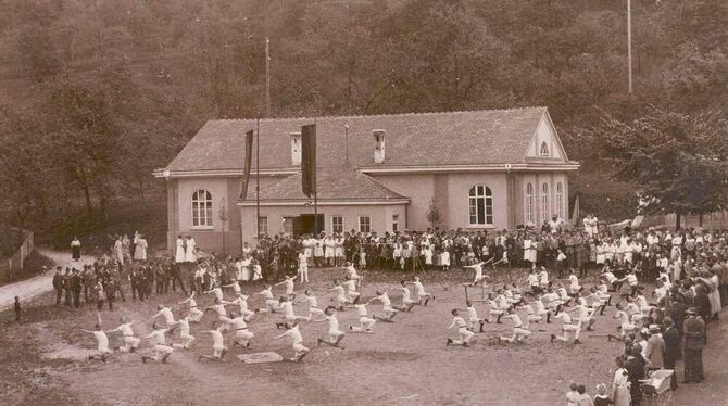 Die Turnhalle des TV Unterhausen, 1923 festlich eröffnet, war eigentlich der alte Saal des Gasthofs Adler. Die Turner hatten ihn