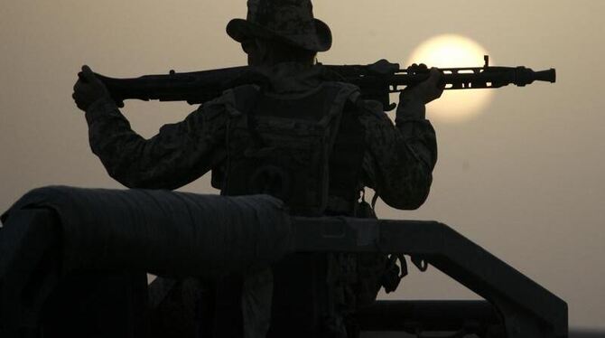 Ein Fallschirmjäger sichert den Nahbereich des Bundeswehr-Feldlagers in Kundus.