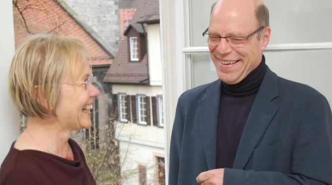 Perspektiven: Stiftsleiterin Bärbel Hartmann mit Pfarrer und Kirchenhistoriker Dr. Wolfgang Schöllkopf. FOTO: PFISTERER