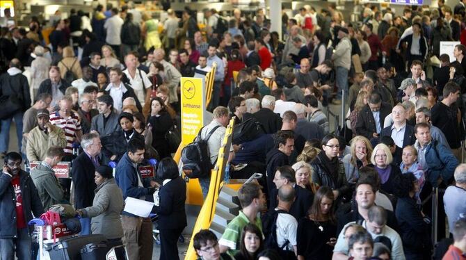 Wie hier auf dem Flughafen Frankfurt sind in ganz Europa tausende Passagier gestrandet.