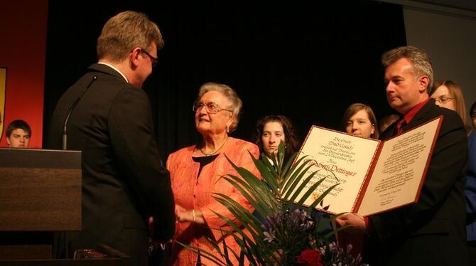 Ein bewegender Moment: Der Uracher Bürgermeister Elmar Rebmann gratuliert Elisabeth Dettinger zur Ehrenbürgerwürde. Bernd Mall,