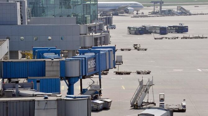 Keine Abflüge, keine Landungen: Leere Andockpositionen auf dem Flughafen Frankfurt.