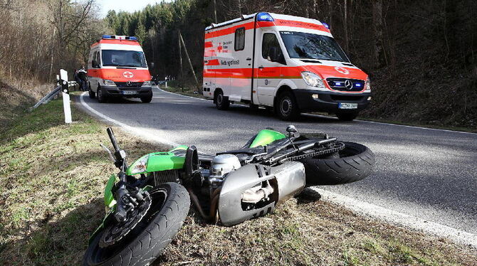 Mit schweren Verletzungen wurde einer der Motorradfahrer ins Krankenhaus geflogen.