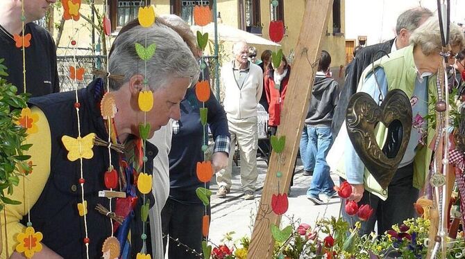 An 40 Ständen zwischen Rathaus, Kirche und Friedhof bot der Künstlermarkt den Besuchern Schönes und Blühendes. Die Tulpen selbst