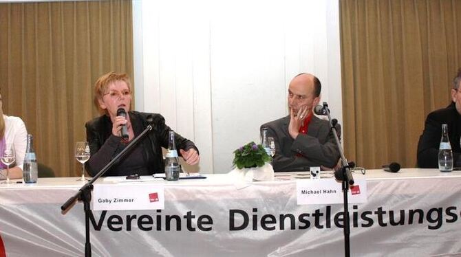 Im Spitalhofsaal diskutierten (von links): Meike Zuckschwerdt (Verdi-Jugend), Gabi Zimmer (Linkspartei), Moderator Michael Hahn