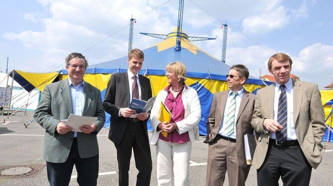 Neuer Standort, mehr Aussteller: Die Kreishandwerkerschaft (von rechts Harald Herrmann und Ewald Heinzelmann) und die Stadt Reut