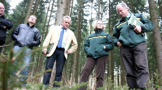 Waldumgang in Zwiefalten. Im Bild (von rechts) Oberforstrat Klaus Franz, Revierleiterin Nicole Volk, Bürgermeister Hubertus-Jörg