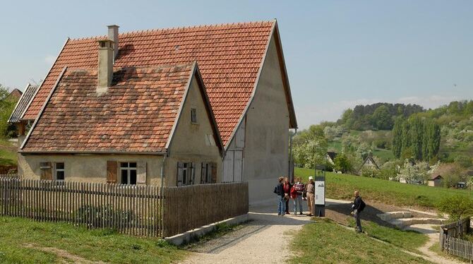 Das Aichelauer Bauernhaus samt Ausgedinghäuschen komplettiert das »Albdorf« im Freilichtmuseum Beuren. FOTO: MUSEUM