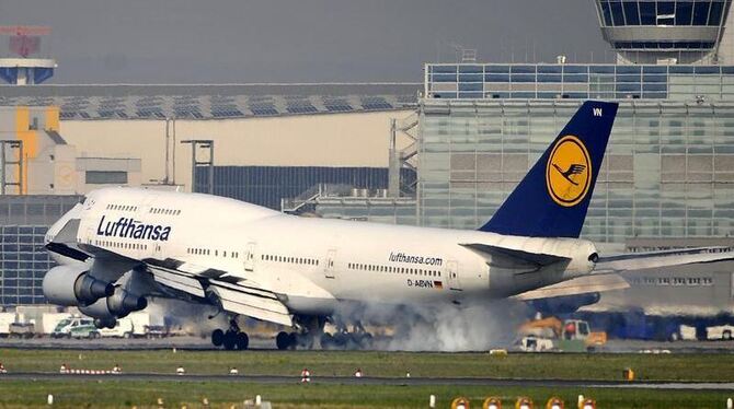 Eine Boeing 747 der Lufthansa landet auf dem Flughafen Frankfurt am Main. 