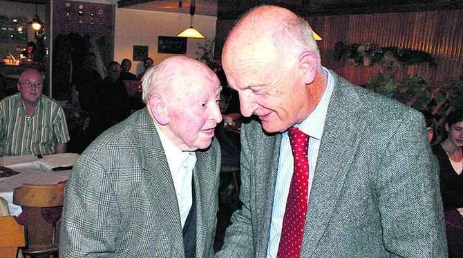 Der Ehrenvorsitzende des TSV Betzingen Dr. Otto Binder (rechts), der bei der Hauptversammlung für 60 Jahre Treue zum Verein geeh