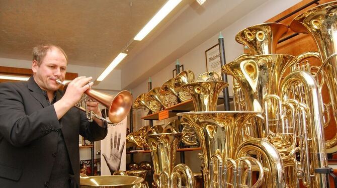 Glanzvoll: Matthias Beck demonstriert vor Tuba- und Hörnerscharen ein Flügelhorn mit ungewohnt geformtem Bogen. FOTO: PFISTERER