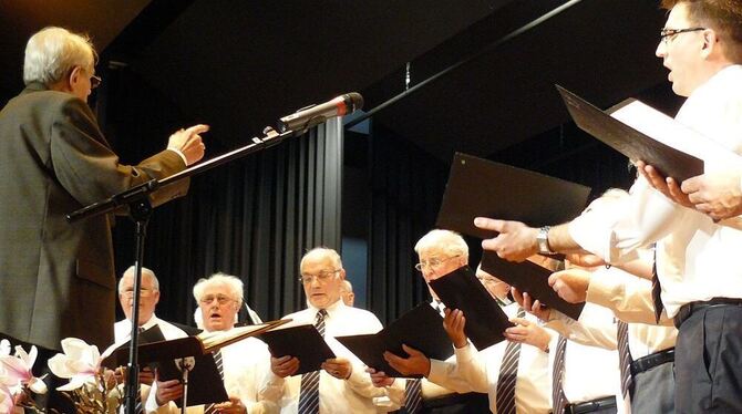 Der Männerchor der »Harmonie Pliezhausen« unter Leitung von Josef Weber eröffnete das Konzert zum Jahrestreffen der Chorgemeinsc