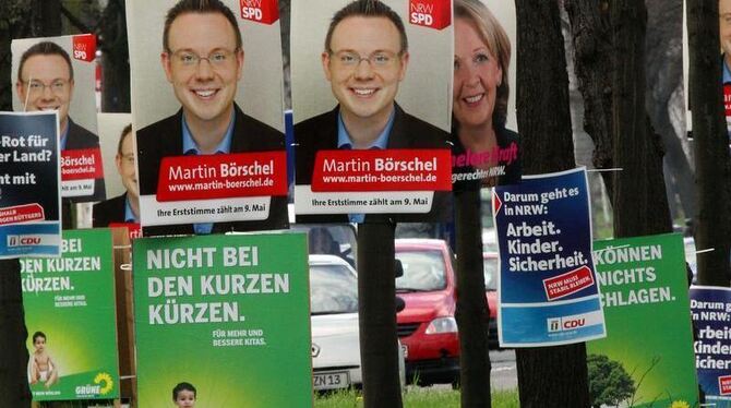 Wahlplakate in Köln. Laut der aktuellen Forsa-Umfrage hat keine Seite eine Mehrheit.