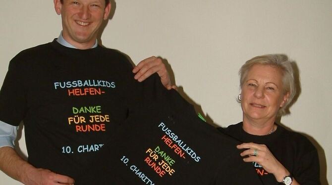 Dr. Barbara Dürr und Alexander Schweizer mit T-Shirts, die die ersten hundert Läufer als Dankeschön bekommen.  FOTO: KABLAOUI