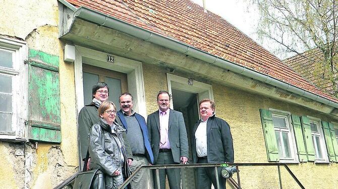 Gruppe vor Firstständerhaus aus dem Jahr 1410: Barbara Baum, Dr. Michael Hahn, Wilfried Frank, Bürgermeister Erich Hartmann und