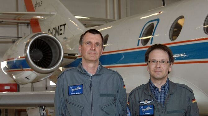 Steffen Gemsa (rechts) mit seinem Kollegen Roland Welser vor dem DLR-Forschungsflugzeug »Falcon 20E«. FOTO: DLR