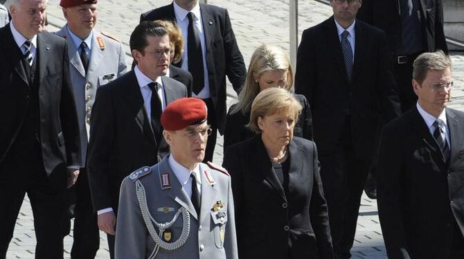 Bundeskanzlerin Merkel, Außenminister Westerwelle (r), Verteidigungsminister Guttenberg und Bayerns Ministerpräsident Seehofe