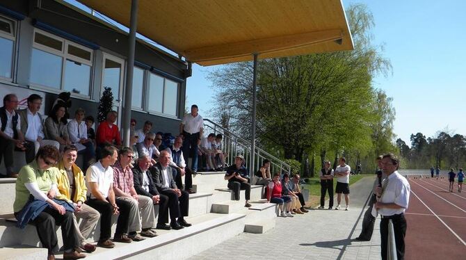 Pliezhausens Bürgermeister Christof Dold griff bei der offiziellen Präsentation des ausgebauten Schönbuchstadions als Erster zum