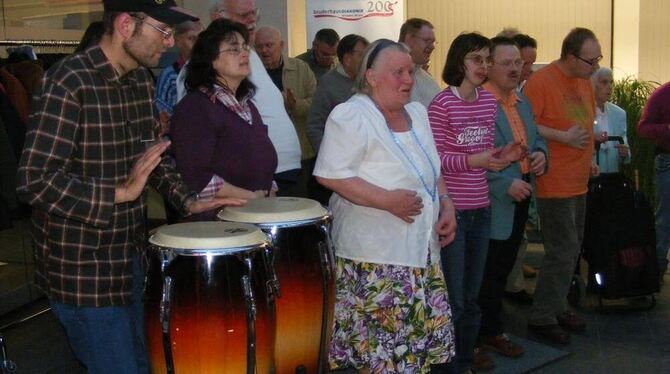 Die Musikgruppe des Brenz- Hauses der Bruderhaus-Diakonie hat die Vernissage in der Kreissparkasse in Bad Urach musikalisch umra