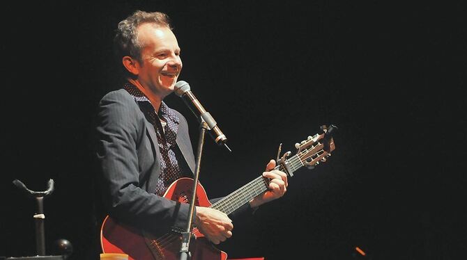 Willy Astor auf Spaß-Tour durchs Publikum in der Listhalle. Seinem Lausbuben-Charme kann keiner widerstehen. FOTO: TRINKHAUS