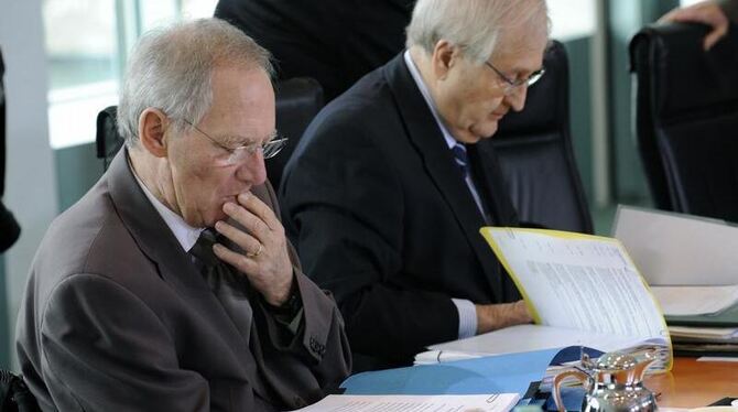 Bundesfinanzminister Schäuble (l, CDU) und Bundeswirtschaftsminister Brüderle (FDP) am Kabinettstisch.