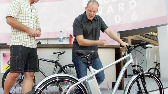 Akku als Erkennungsmerkmal: »Pedelecs« finden reißenden Absatz. FOTO: PDF