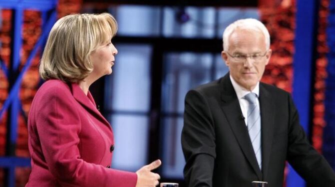 Ministerpräsident Jürgen Rüttgers (r, CDU) und seine Herausforderin Hannelore Kraft (l, SPD) im TV-Duell. (Bild: WDR/Herby Sa