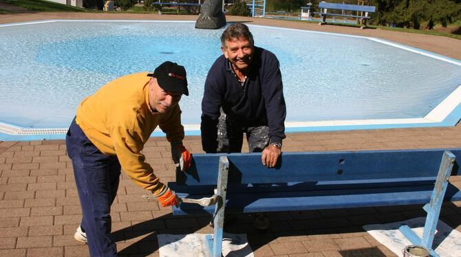 Zwei der freiwilligen Helfer von den Eninger Freibad-Freunden: Jürgen Werz (rechts) und Jürgen Leuze legen bei einer Ruhebank Ha