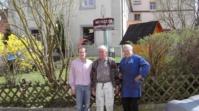 Das neue Hinweisschild zum Trochtelfinger Heimatmuseum steht (von links): Bernhard Klingenstein, Kunstschmied Mecki Hack und Hei