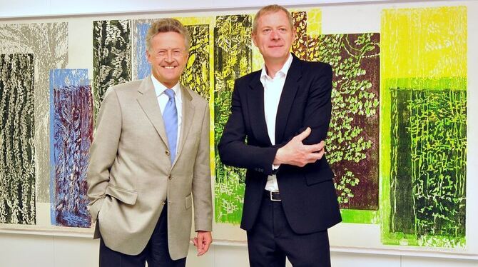 Matthias Mansen (rechts), der in Reutlingen aufgewachsen ist, und Bankdirektor Eugen Schäufele. GEA-FOTO: PACHERBlick in die Man