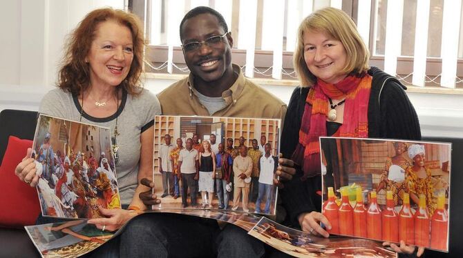 Eindrücke aus Bouaké im Bild, Völkerverständigung im Sinn: Ingeborg Röthemeyer, Kafalo Sekongo und Sabine Gross. GEA-FOTO: PACHE