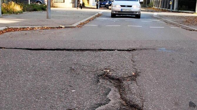 Der harte Winter hat die Streudienste schwer gefordert - und auf den Straßen seine Spuren hinterlassen. Schlaglöcher (auf dem Fo