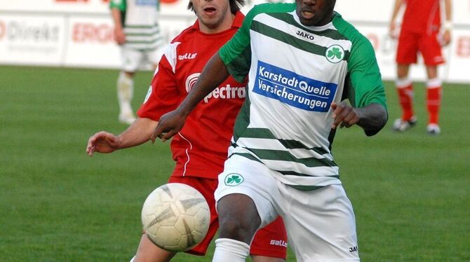 Giuseppe di Leone (hinten) im Duell mit dem Torschützen Yannick Kakoko. FOTO: THOMYS