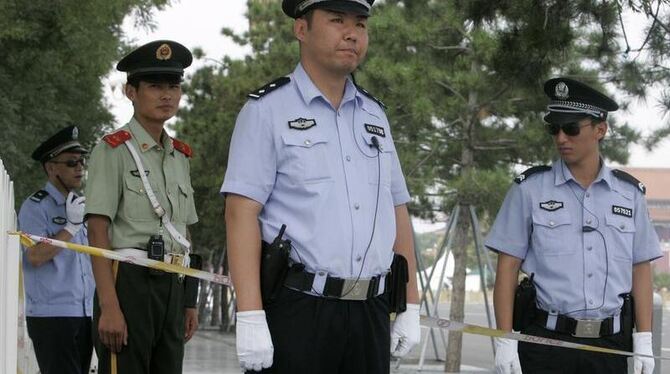 Sicherheitskräfte in China. Bei einer Messerattacke sind 28 Kinder verletzt worden. (Archiv- und Symbolbild)