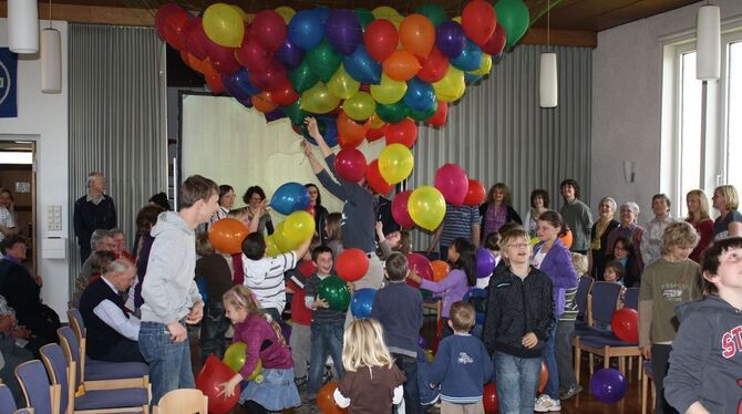 Bunter Luftballonstart zum Schluss: In der Friedenskirche in Pliezhausen trafen sich Erst- bis Fünftklässler zur Kinderwoche.  F