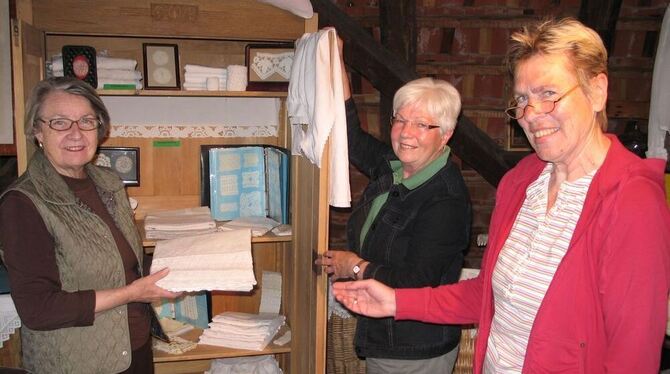 In die Schatzkisten des Ödenwaldstetter Bauernhausmuseums gegriffen haben (von links) Annemarie Fröhlich, Christa Steiner und Wa