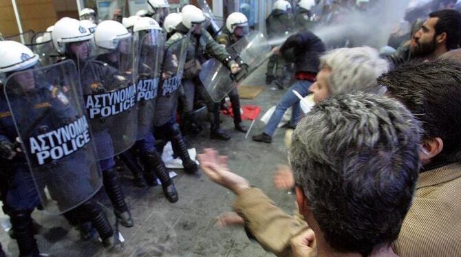 In Athen ist es zu Auseinandersetzungen zwischen Demonstranten und Polizei gekommen.