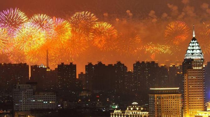 Ein Feuerwerk erhellt den Himmel über Schanghai bei der Eröffnungsfeier zur Weltausstellung 2010.