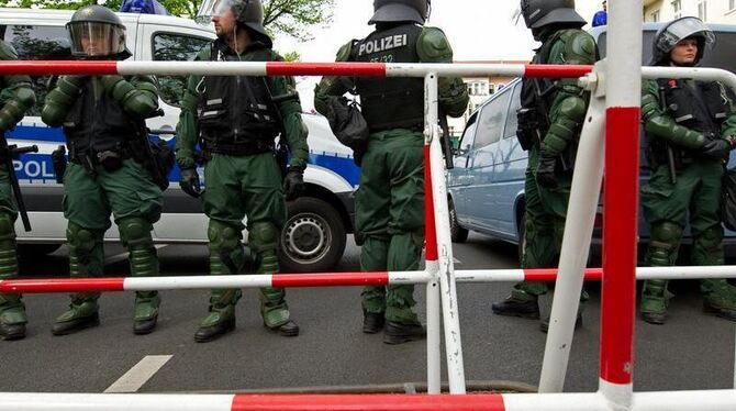 Polizisten sichern die Marschroute einer NDP-Demonstration in Berlin. 