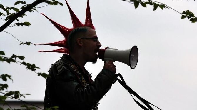 Ein Demonstrant spricht in Schweinfurt während eines Bürgerprotestes gegen einen geplanten Aufmarsch von Rechtsextremen. 