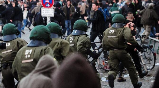 Jagdszenen in Berlin auf den Spreewaldplatz, nachdem bei einer Demonstration Steine und Flaschen geworfen wurden.