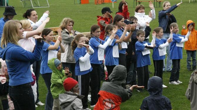 »Die blau-weißen Piraten entern den Burgstein«: Kinder und Erwachsene präsentieren die möglichen Aktivitäten des TSV in einer bu