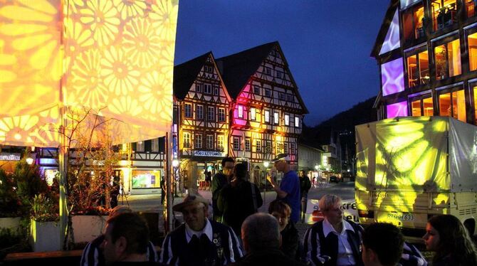 Stimmungsvolle Musiknacht in der Bad Uracher Innenstadt - das Publikum hätte sie zahlreicher genießen sollen. FOTO: KOZJEK