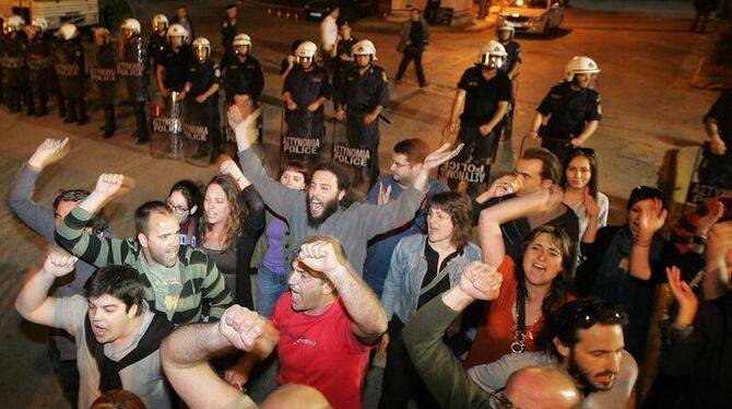 Aufgebrachte griechische Lehrer protestieren vor einem TV-Studio in Athen.