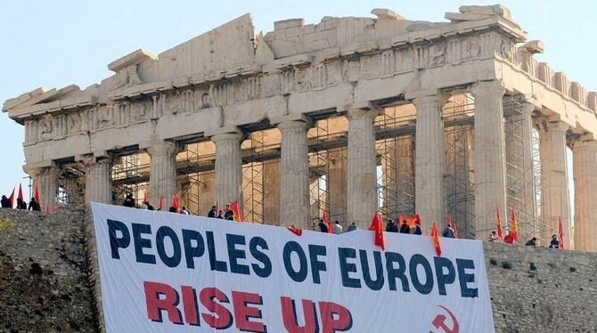 Die Kommunistische Partei Griechenlands ruft mit einem Transparent auf der Akropolis zu Solidarität auf.