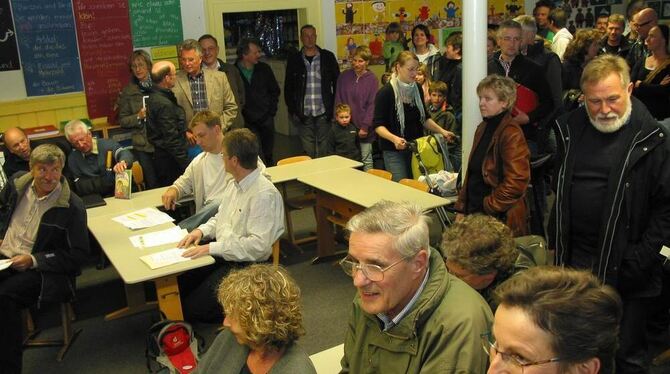 Volles Klassenzimmer: Das Interesse am Thema Brandschutz in der Belsener Oberdorfschule war groß, viele Eltern kamen. GEA-FOTO: